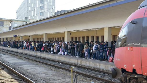 Die ersten Sonderzüge mit Flüchtlingen erreichten Donnerstagvormittag den Wiener Westbahnhof.