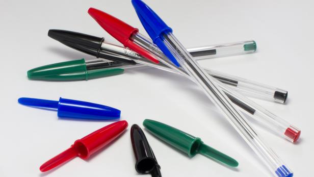 Warum Kugelschreiber-Kappen ein Loch haben