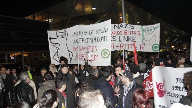 Lockere Stimmung unter den Demonstranten am Samstagabend vor dem Linzer Hauptbahnhof.