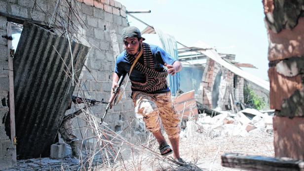 Regierungsnahe Milizen kämpfen sich nahe der vom IS besetzten Stadt Sirte mühsam nach vorne.