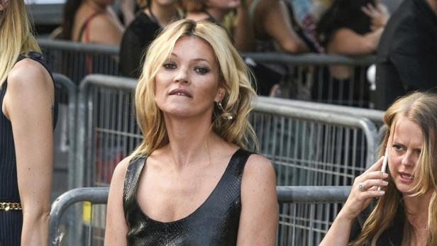 Kate Moss in einem schwarzen Kleid bei einer Veranstaltung.