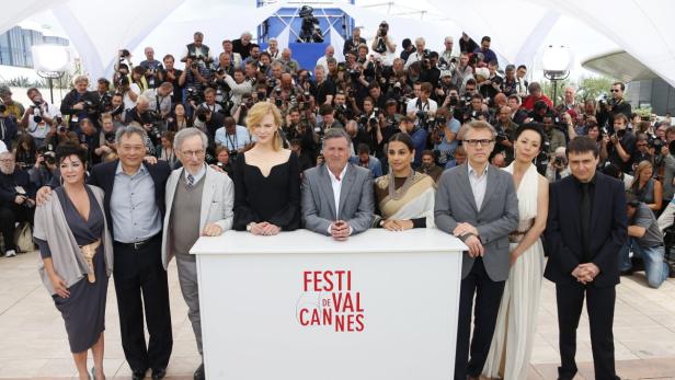 epa03701386 (L-R) Jury members, British director Lynne Ramsay, Taiwanese-born US director Ang Lee, US director Steven Spielberg, Australian actress Nicole Kidman, French actor Daniel Auteuil, Indian actress Vidya Balan, Austrian actor Christoph Waltz, Japanese director Naomi Kawase and Romanian director Cristian Mungiu pose during the photocall of the Jury at the 66th annual Cannes Film Festival in Cannes, France, 15 May 2013. The festival runs from 15 to 26 May. EPA/IAN LANGSDON