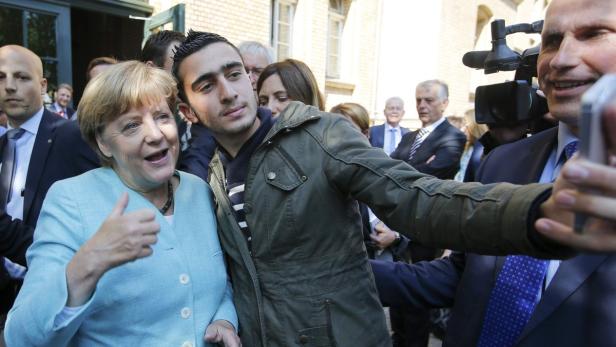 Lange vorbei: Merkel beim Selfie mit einem Flüchtling
