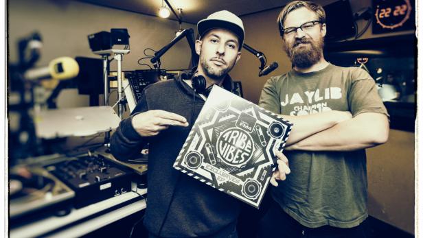 Die Tribe Vibes-Macher DJ Phekt (links) und Trishes präsentieren &quot;Exclusives&quot; im FM4-Studio.