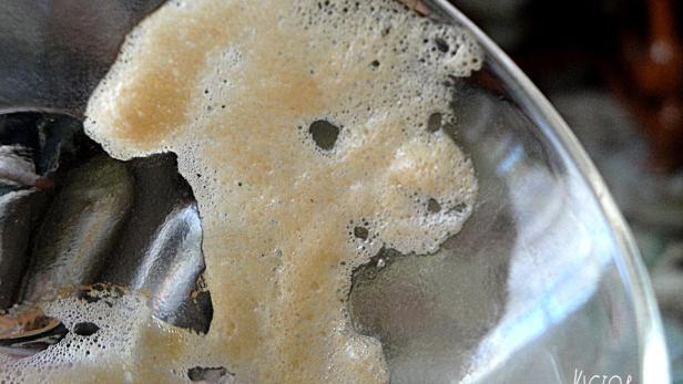 Nahaufnahme von Schaum in einem Glas.