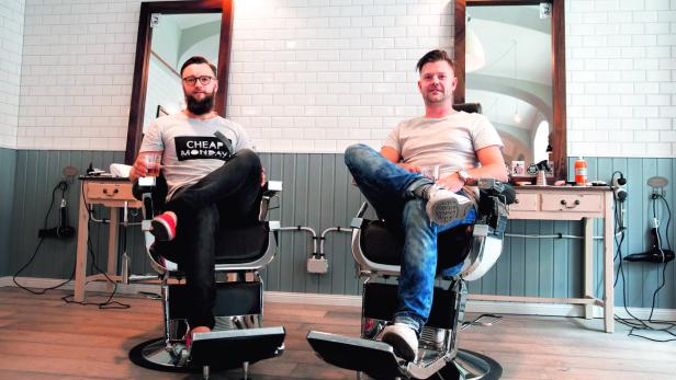 Ilya Sovtsov und sein Bruder Ivan Perevarin in ihrem &quot;Brother&#039;s Barbershop&quot; in der Neubaugasse.