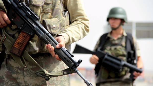 Zwei Soldaten in Uniformen halten Gewehre.