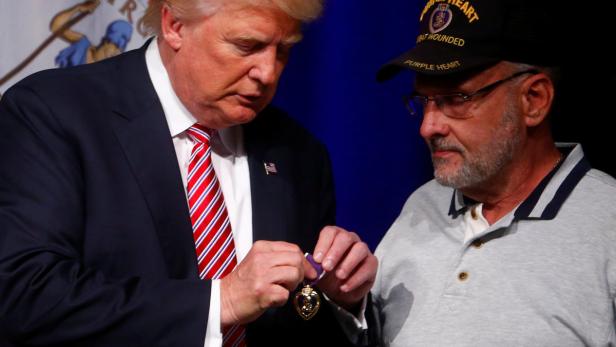 Donald Trump und Kriegsveteran Louis Dorfman, der ihm die Purple-Heart-Medaille schenkt.