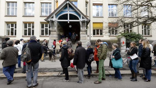Lange Schlangen vor den Abstimmungslokalen in der Schweiz: Die ungewöhnlich hohe Wahlbeteiligung spielte den Gegnern der Massenzuwanderung in die Hände.