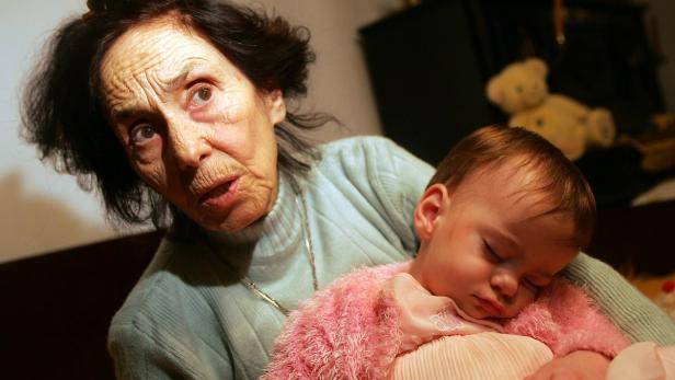 Mit je 66 Jahren fing auch für drei weitere Europäerinnen das Leben als Mutter an. Die Rumänin Adriana Iliescu (Bild) verlor 2005 während der Schwangerschaft zwei ihrer drei Drillinge, brachte ein Kind aber gesund zur Welt. Eine Schweizer Pfarrerin gebahr 2012 zwei Söhne, in Graz entband 2007 eine 66-Jährige ein Kind. Die Frau war im Ausland künstlich befruchtet worden.