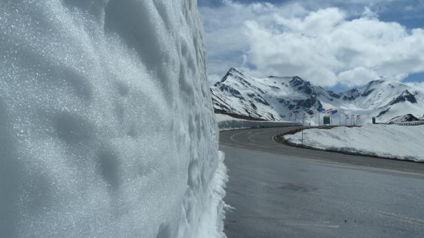 Panorama-Tour entlang weißer Schneewände