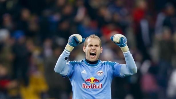 Ein jubelnder Torwart mit Handschuhen und einem Trikot von Red Bull.