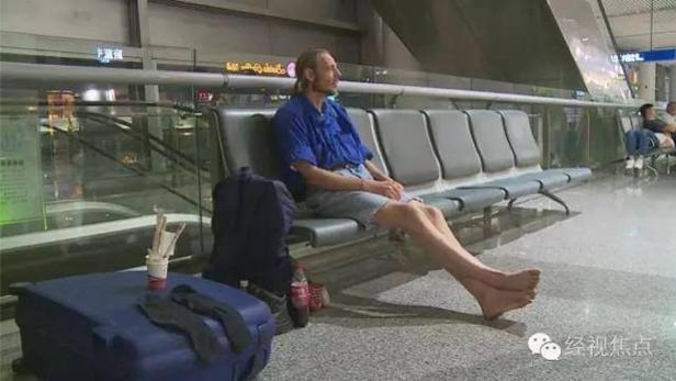 Am Flughafen: Niederländer wartet zehn Tage auf Date