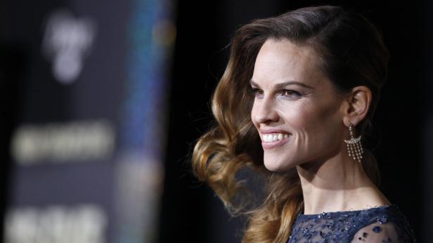 Cast member Hilary Swank poses at the premiere of &quot;New Year&#039;s Eve&quot; at the Graumans Chinese theatre in Hollywood, California, December 5, 2011. The movie opens in the U.S. on December 9. REUTERS/Mario Anzuoni (UNITED STATES - Tags: ENTERTAINMENT)