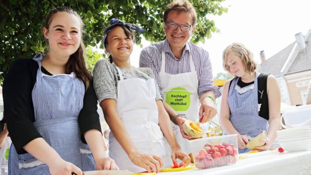 Bewusstseinsbildung: Bei Info-Kochshows beweist Anschober, dass auch hässliches Gemüse schmeckt