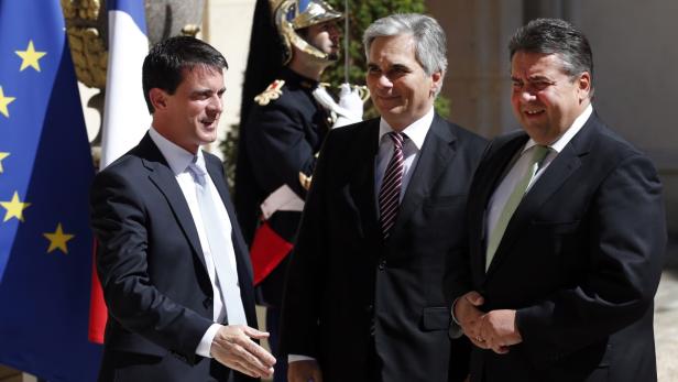 Treffen Ende Juni im Élysée-Palast in Paris: Frankreichs Premier Valls, Bundeskanzler Faymann und Deutschlands Vizekanzler Gabriel (re.)