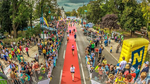 Zielsprint in Krems: Tausende Läufer werden beim Stadtpark erwartet.