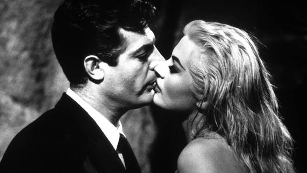 Anita Ekberg mit Marcello Mastroianni in Fellinis Kultfilm &quot;La Dolce Vita&quot;