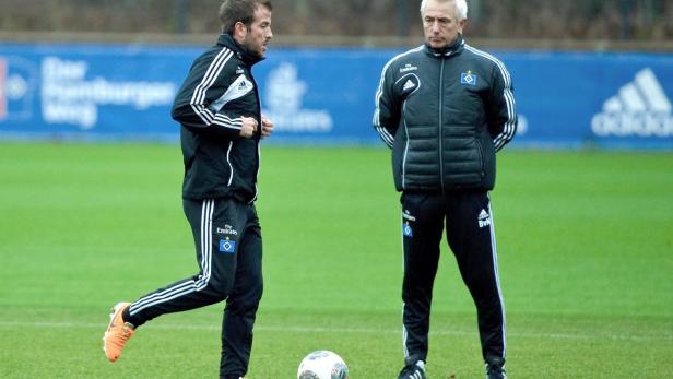 Ein Fußballspieler und ein Trainer des Hamburger SV auf dem Trainingsplatz.