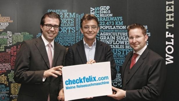 Drei Männer in Anzügen präsentieren ein Schild mit der Aufschrift checkfelix.com.