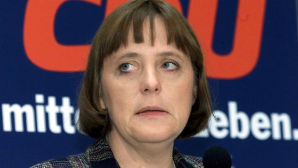 Angela Merkel vor einem CDU-Hintergrund.