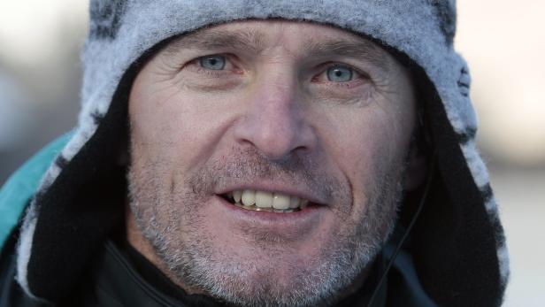 Ein Mann mit Bart und Mütze lächelt in die Kamera.