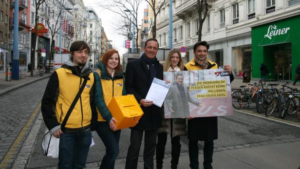 Der Wiener ÖVP-Landesparteichef Manfred Juraczka führt eine eigene Befragung der Unternehmer auf der Mariahilfer Straße durch