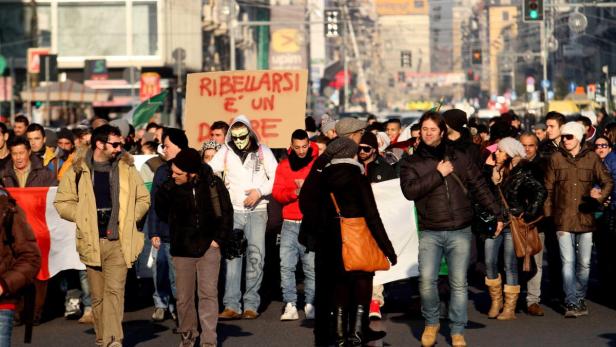 Junge Italiener demonstrieren in Mailand gegen die hohen Arbeitslosenrate.