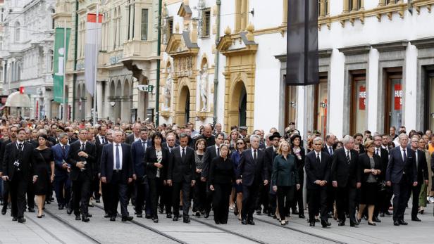 Tausende folgten vom Griesplatz aus dem Weg durch Graz, den der Amokfahrer am 20. Juni gewählt hatte und gedachten still der drei Todesopfer. Nach einer Stunde erreichte der Trauerzug den Hauptplatz.