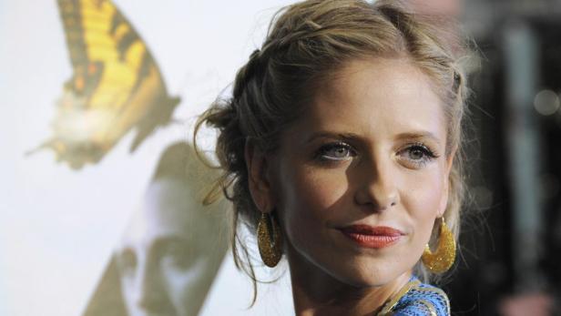 Sarah Michelle Gellar posiert vor einem Filmposter 