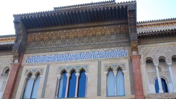 Detailansicht der verzierten Fassade des Alcázar von Sevilla.