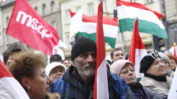 Protesters attend an anti-government rally in down Protesters attend an anti-government rally in downtown Budapest, March 17, 2013. The protest, which drew about 3,000 people, called attention, among other things, to the government's recent constitutional amendments which raised worries among Hungary's international partners who fear the changes erode democratic checks and balances. REUTERS/Bernadett Szabo (HUNGARY - Tags: POLITICS)