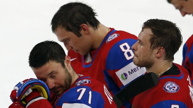 Russia&#039;s Ilya Kovalchuk (L), Denis Denisov (R) and Alexander Ovechkin react after their loss to Team USA in their 2013 IIHF Ice Hockey World Championship quarter-final match at the Hartwall Arena in Helsinki May 16, 2013. REUTERS/Grigory Dukor (FINLAND - Tags: SPORT ICE HOCKEY)