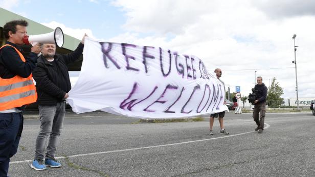 „Refugee Convoy welcome“ stand auf dem Transparent, das bei der Kundgebung am Grenzübergang Nickelsdorf hochgehalten wurde.