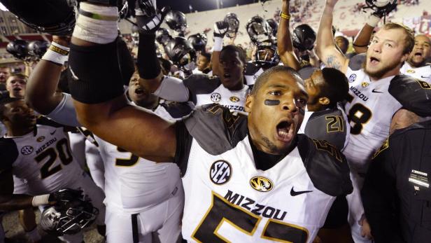Jubelnde Footballspieler der Mannschaft Missouri Tigers feiern einen Sieg.