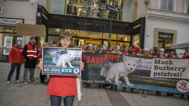 Die Aktivisten setzen sich für ein Verbot von Pelztierfarmen ein