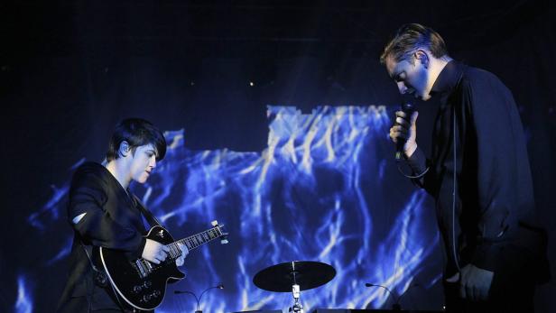 epa03469801 British guitarist and singer Romy Madley Croft (L) and British bassist and singer Oliver Sim, of British band The XX, perform on stage in Madrid, 13 November 2012. EPA/Chema Moya