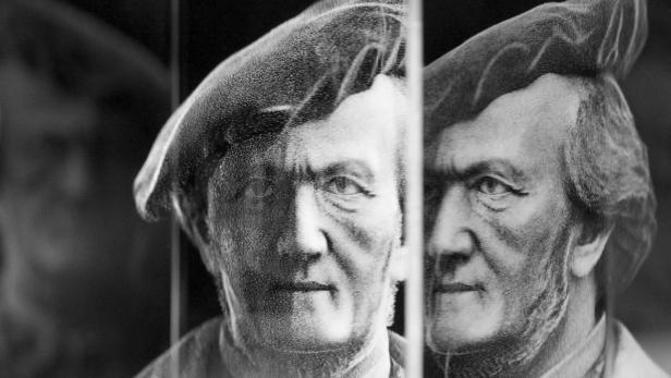 epa03618990 The bust of German composer Richard Wagner (1813-1883) is visible in a holography at the History Museum of the City in Leipzig, Germany, 11 March 2013. The museum presents an exhibition on the composer, due to the 200th birthday of the musician, under the title &#039;Wagnerlust and Wagnerlast&#039; from 13 March to 26 May 2013. EPA/PETER ENDING
