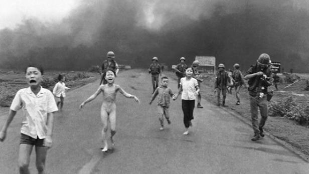 Der Fotograf Nick Ut fing mit seiner Kamera während des Vietnamkriegs diese Szene ein: Viele Kinder flüchten vor einer Napalm-Attacke, darunter die neunjährige Phan Thị Kim Phúc.