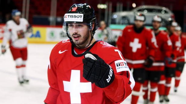 Switzerland&#039;s Denis Hollenstein (front) celebrates after scoring against the Czech Republic during their 2013 IIHF Ice Hockey World Championship quarter-final match at the Globe Arena in Stockholm May 16, 2013. REUTERS/Arnd Wiegmann (SWEDEN - Tags: SPORT ICE HOCKEY)