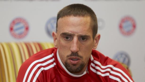 Nahaufnahme von Franck Ribéry in einem roten Trainingsanzug.