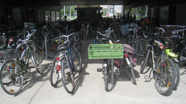 Längst zu klein: Rad-Parkplatz am Praterstern