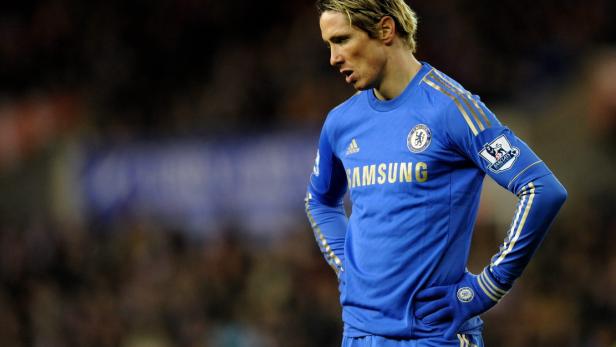 Fernando Torres im blauen Trikot des FC Chelsea mit den Händen in den Hüften.