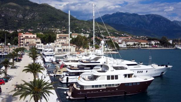 Noble Yacht-Welt im Hafen von Montenegro