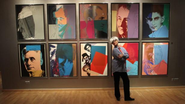 Falscher Andy Warhol mit Perücke vor der Serie &quot;Ten Portraits of Jews of the Twentieth Century&quot;, hier bei einer Ausstellung in Polen 2012