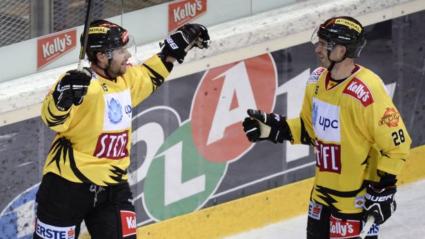 Ouellette (re.) im Trikot der Vienna Capitals.