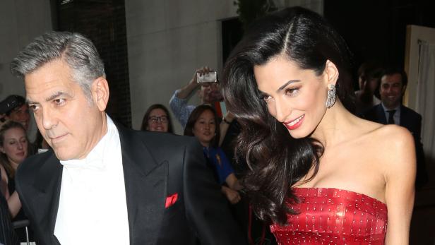 Um jeden Preis: Amal Clooney möchte auf das Cover der US-Vogue. Die britische Anwältin für Menschenrechte möchte ihren Promistatus und die Freundschaft ihres Ehemanns zu Anna Wintour dazu nutzen, um auf die Titelseite ihrer einflussreichen Modezeitschrift zu kommen.