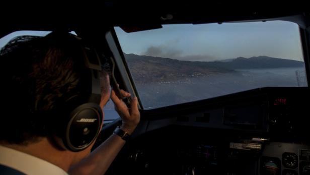 Im Bild: Ein Pilot flog am Donnerstag über den Waldbrand.