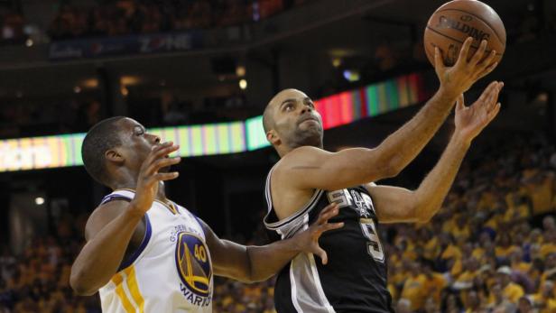 San Antonio Spurs&#039; Tony Parker (R) drives to the basket against Golden State Warriors&#039; Harrison Barnes during Game 6 of their NBA Western Conference semi final playoff basketball game in Oakland, California May 16, 2013. REUTERS/Robert Galbraith (UNITED STATES - Tags: SPORT BASKETBALL)