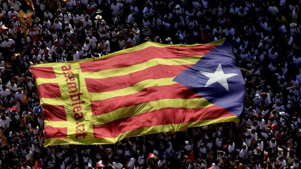 SPAIN DIADA CATALONIA Die Estelada, Flagge des unabhängigen Katalonien, flattert in ganz Barcelona - am 27. September wollen die Separatisten die Wahl gewinnen